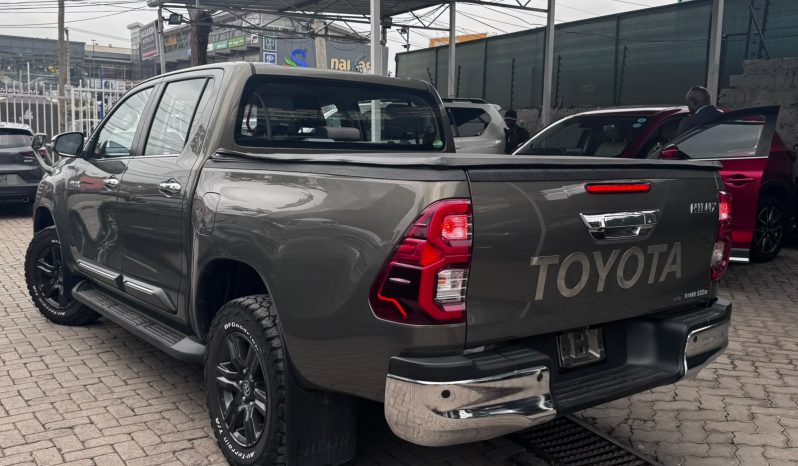 
								Toyota Hilux full									