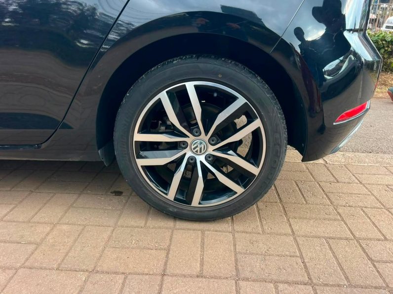 
								Volkswagen Golf full									
