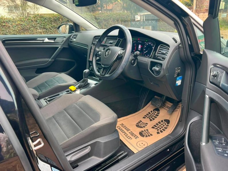 
								Volkswagen Golf full									