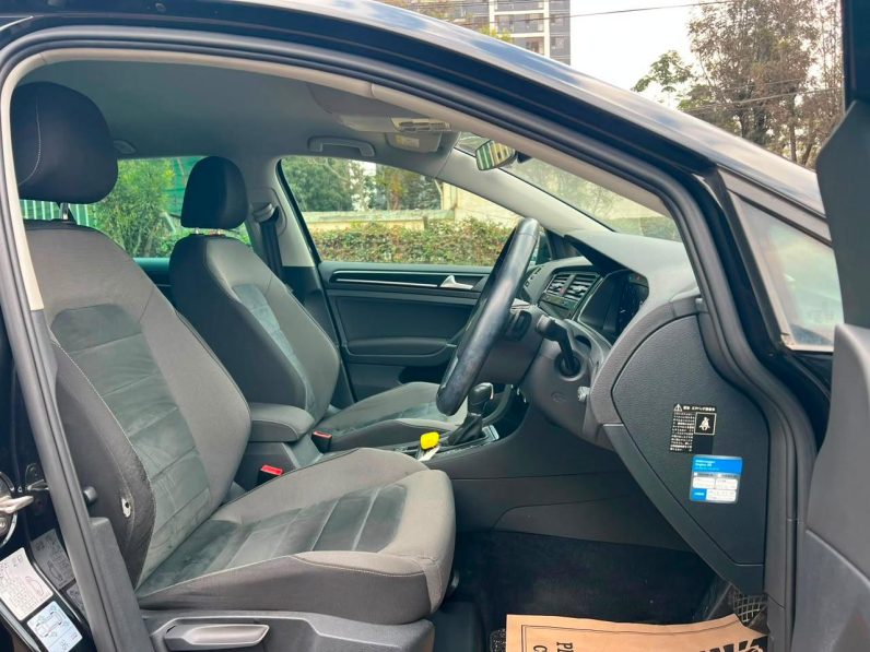 
								Volkswagen Golf full									
