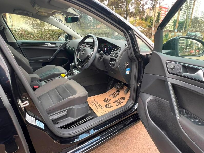 
								Volkswagen Golf full									