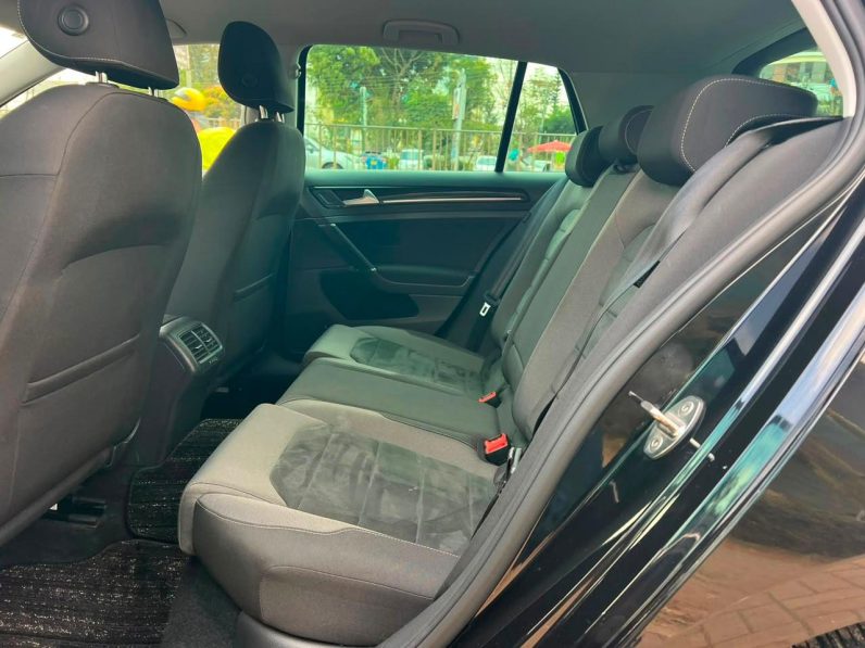 
								Volkswagen Golf full									