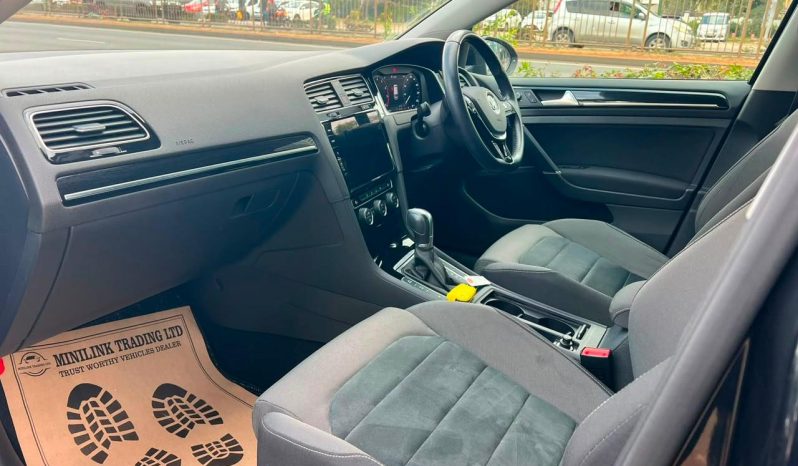 
								Volkswagen Golf full									