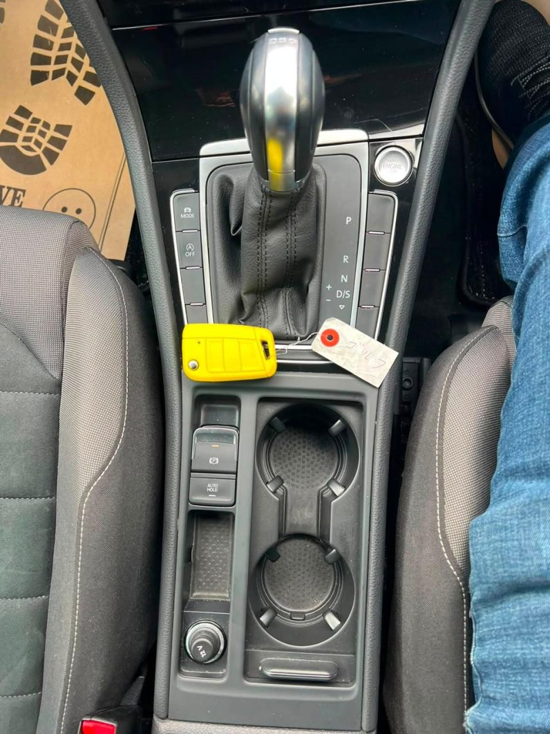 
								Volkswagen Golf full									
