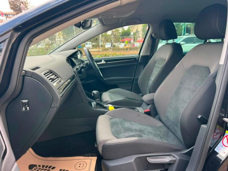 
								Volkswagen Golf full									