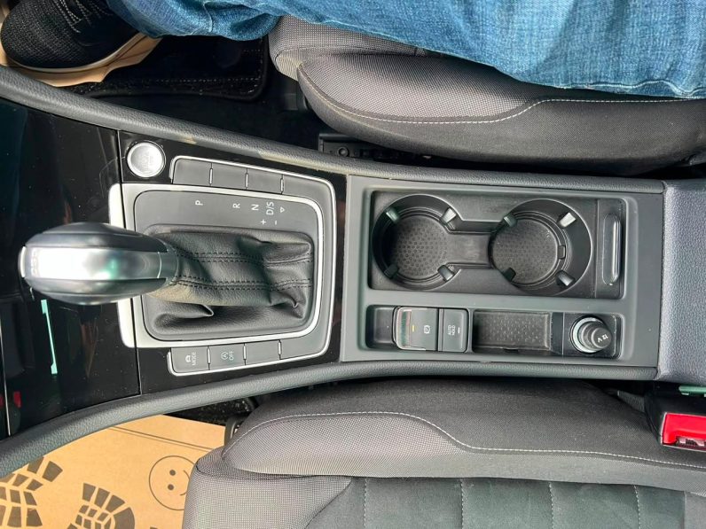 
								Volkswagen Golf full									