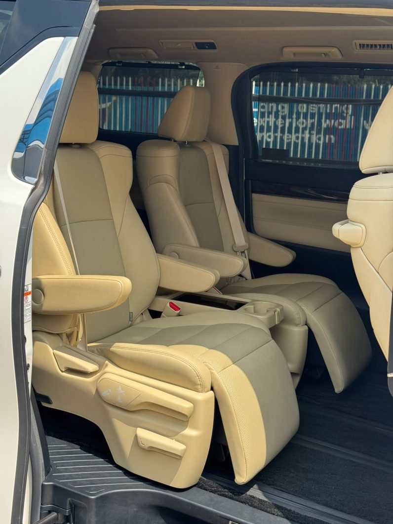 
								Toyota Alphard full									