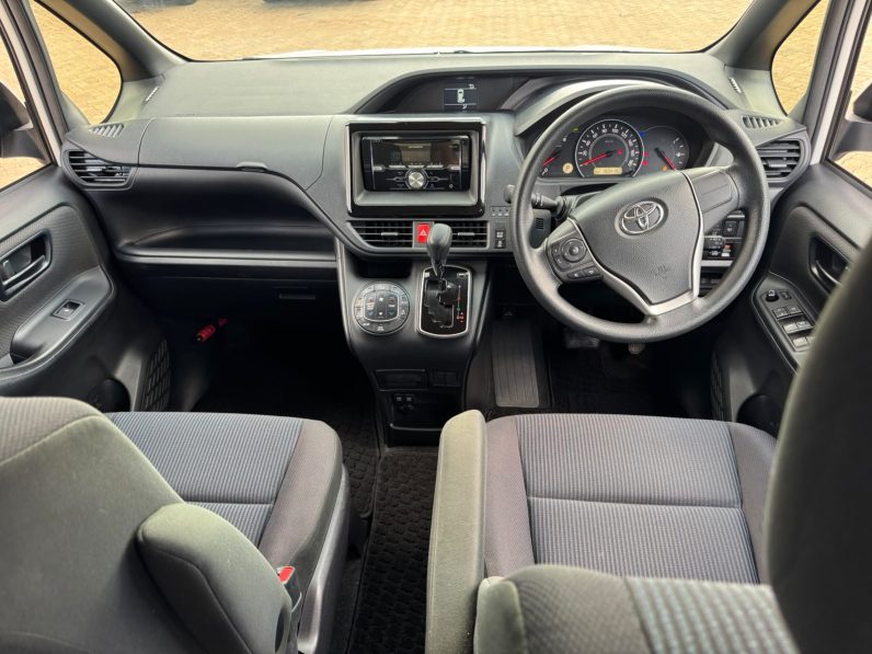 
								Toyota Voxy full									