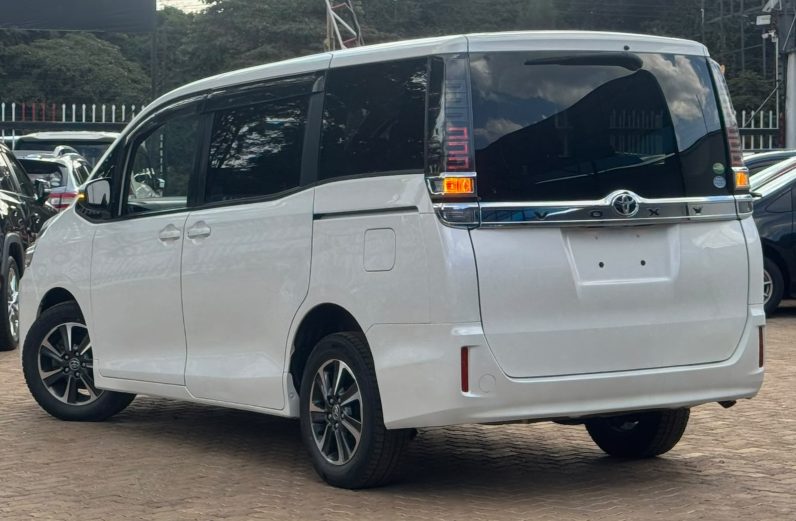
								Toyota Voxy full									