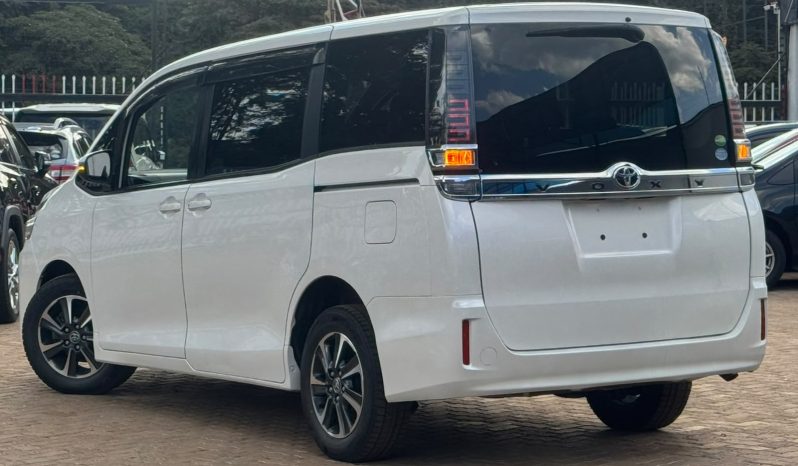 
								Toyota Voxy full									