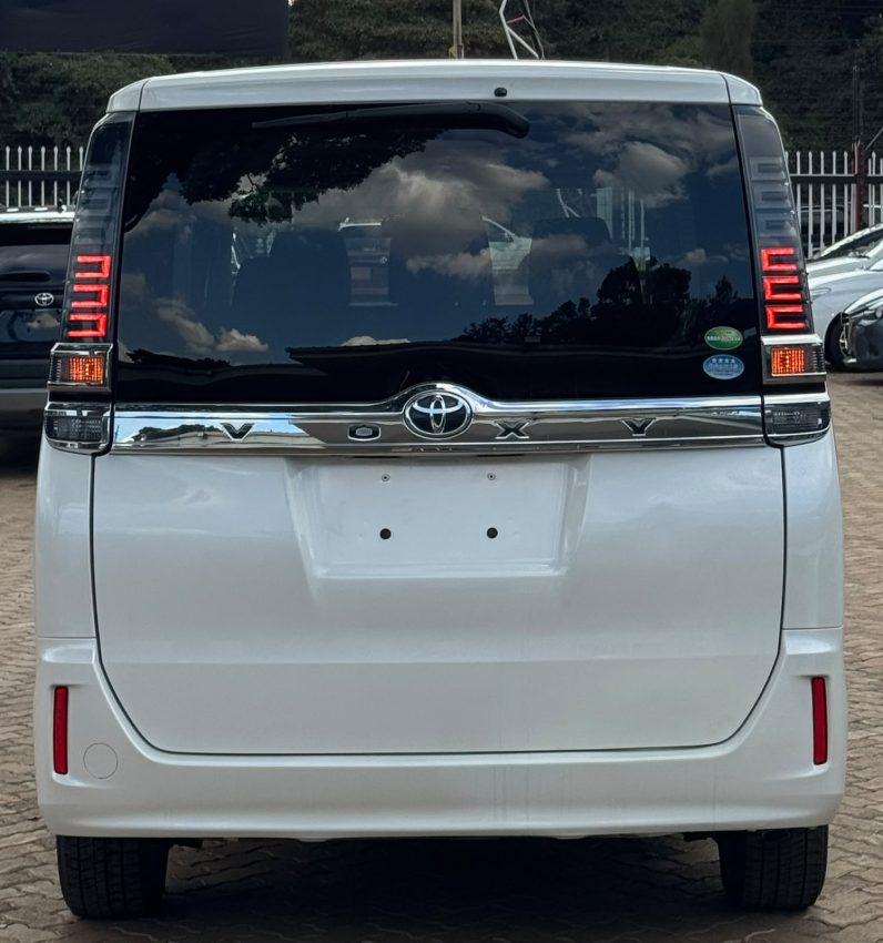 
								Toyota Voxy full									