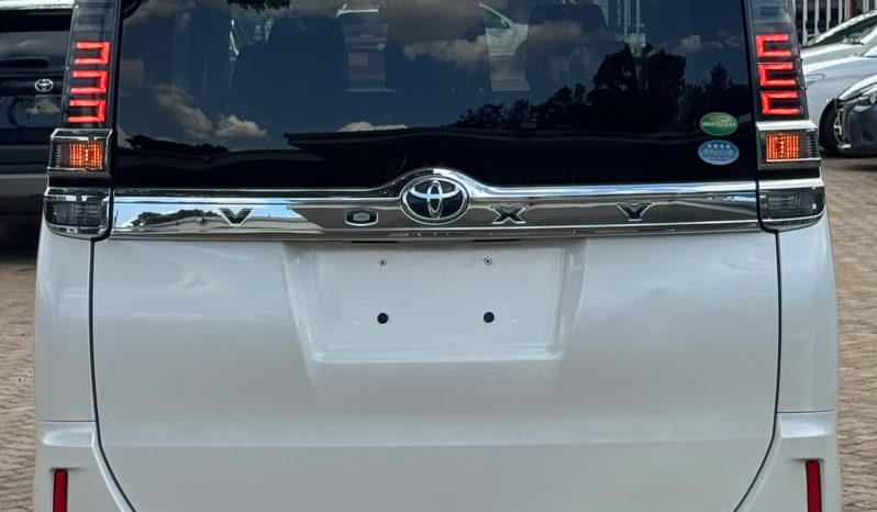 
								Toyota Voxy full									