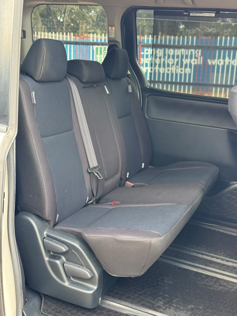 
								Toyota Voxy full									