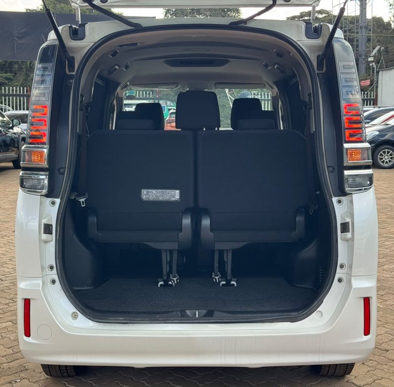 
								Toyota Voxy full									