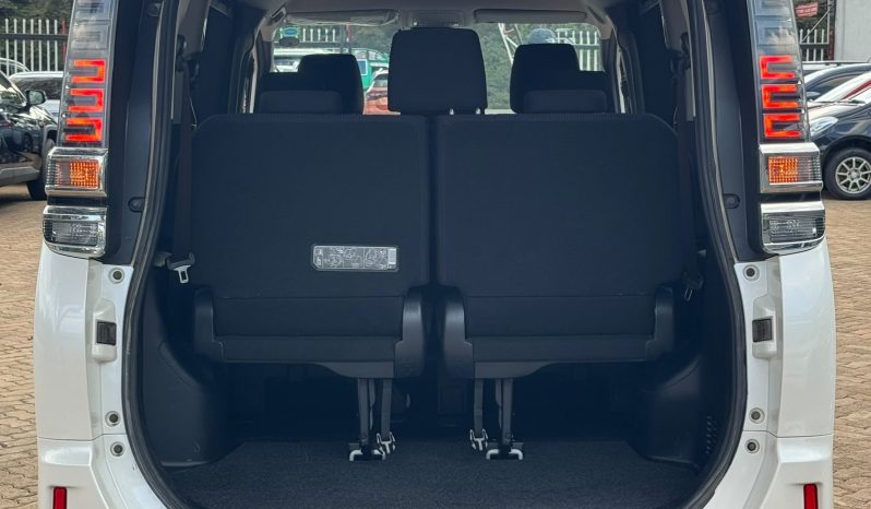 
								Toyota Voxy full									