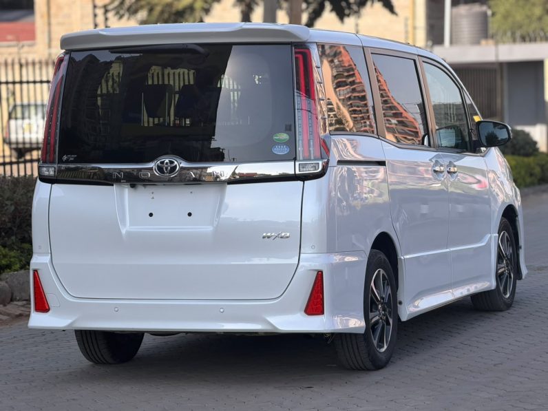 
								Toyota Noah full									
