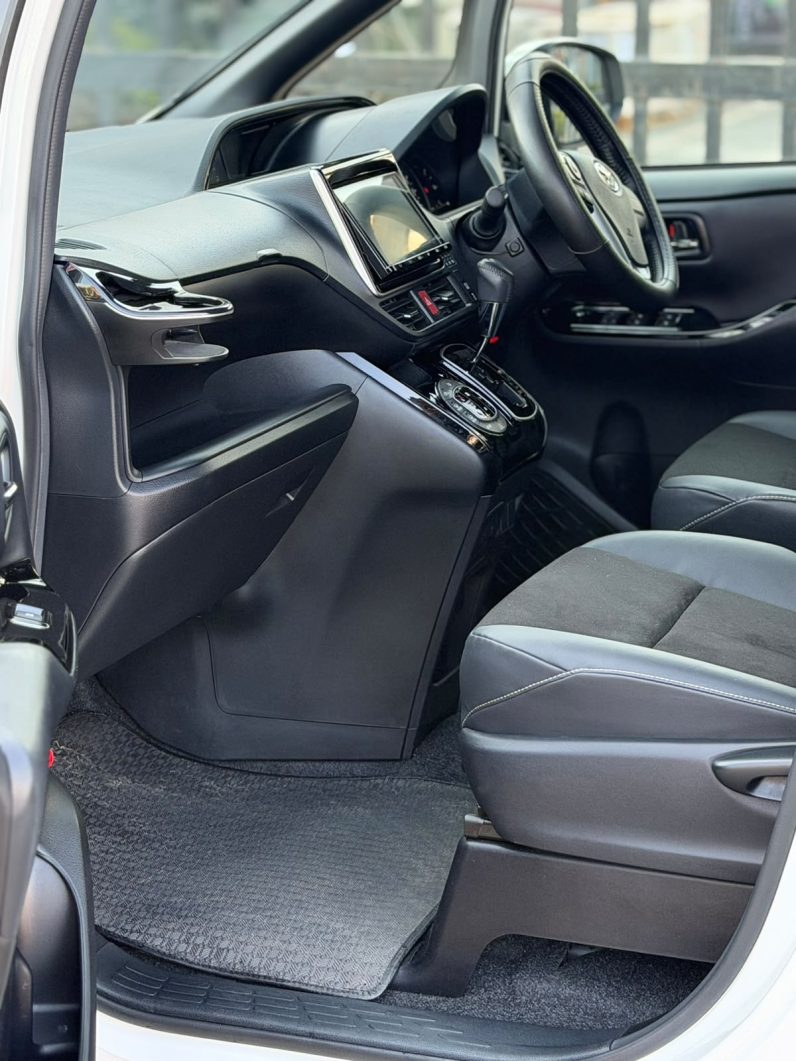 
								Toyota Noah full									