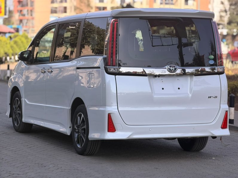 
								Toyota Noah full									