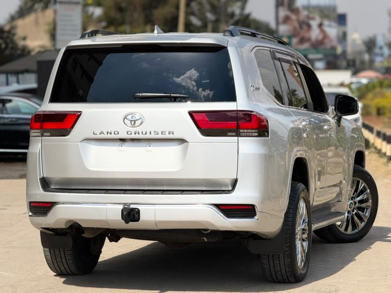 
								Toyota Land cruiser 300 series full									