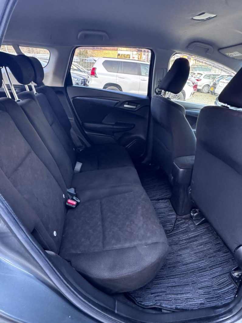 
								Honda Fit Shuttle full									