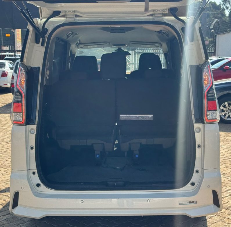 
								Nissan Serena full									