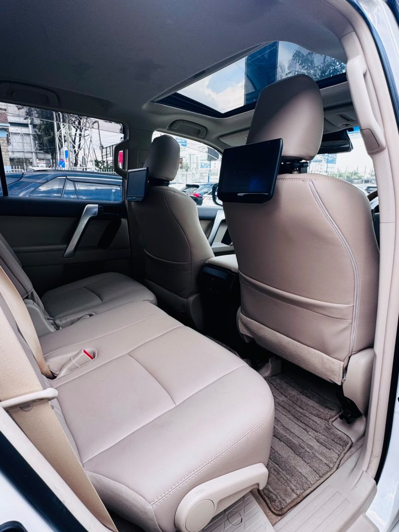 
								Toyota Land Cruiser Prado TXL full									