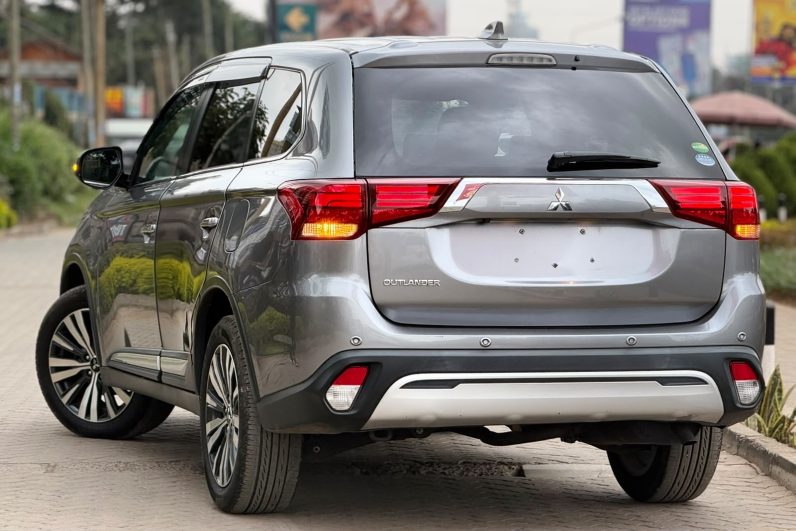
								Mitsubishi Outlander full									