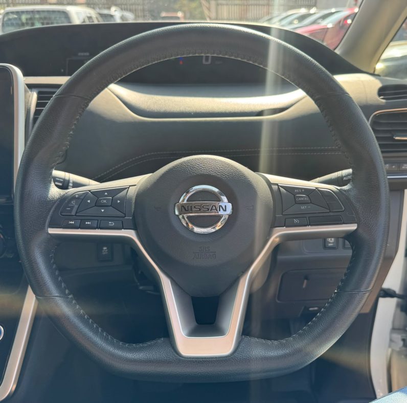 
								Nissan Serena full									