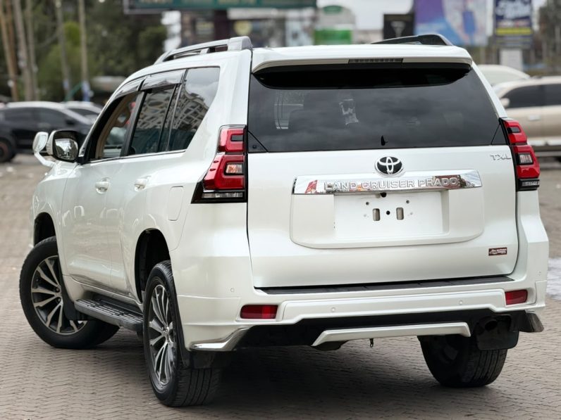 
								Toyota Land Cruiser Prado TXL full									