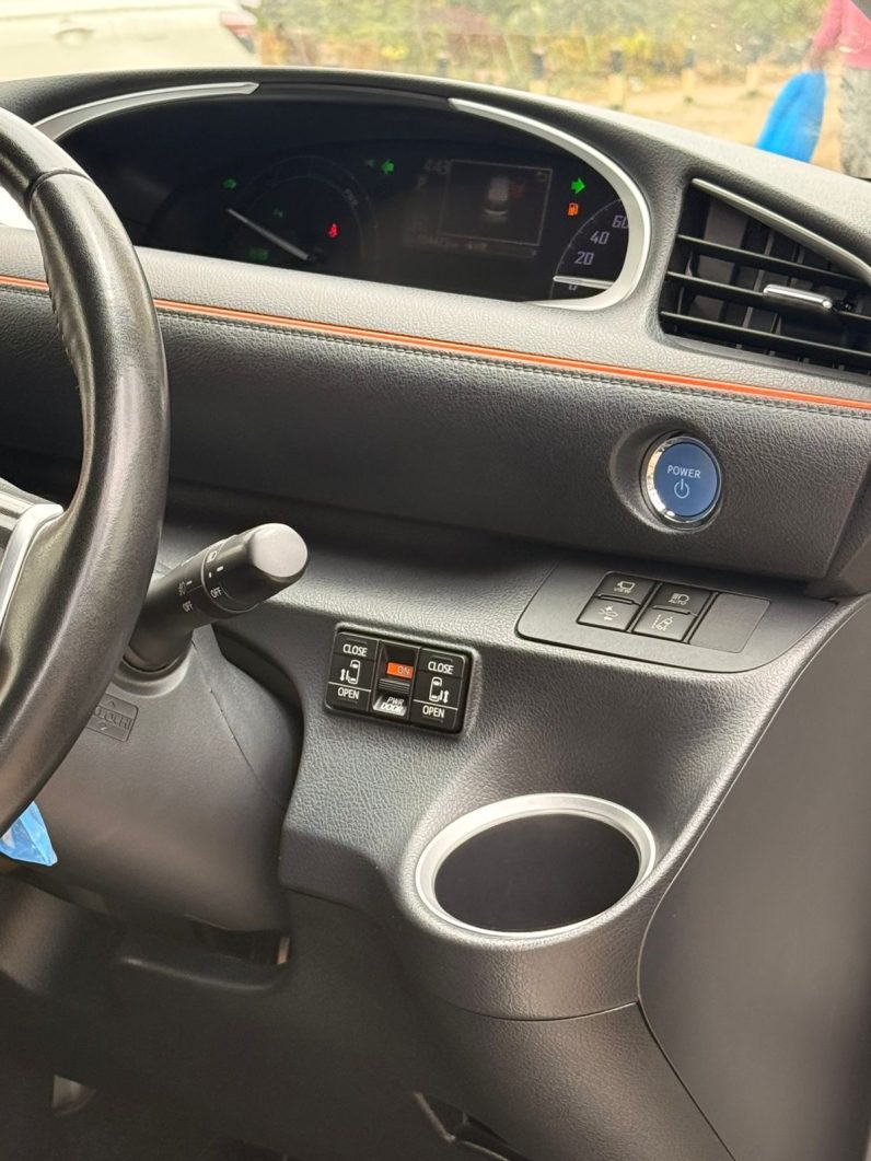 
								Toyota Sienta full									