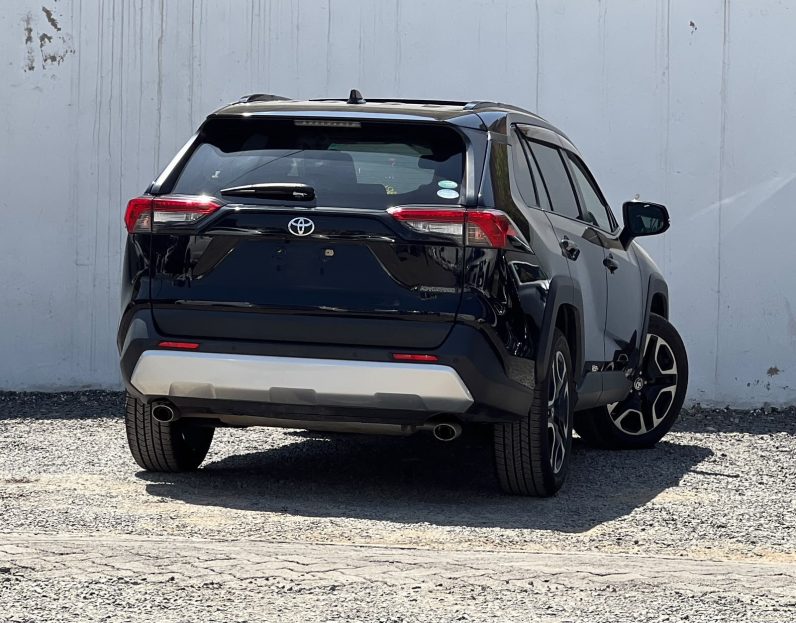 
								Toyota RAV4 Adventure full									