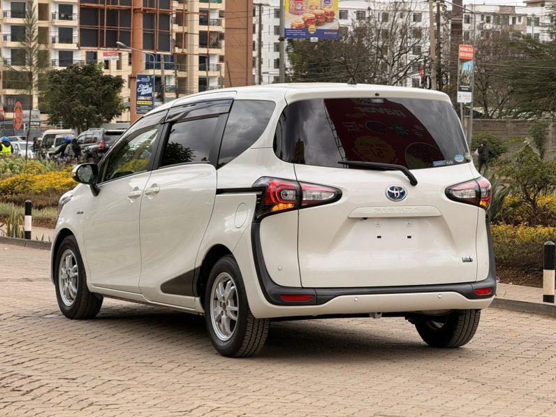 
								Toyota Sienta full									