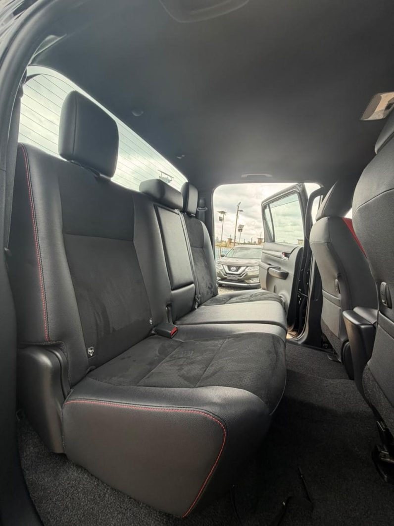 
								Toyota Hilux GR full									