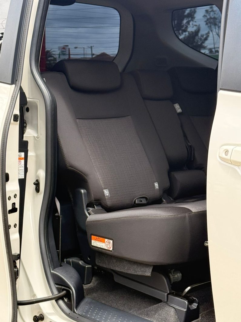 
								Toyota Sienta full									