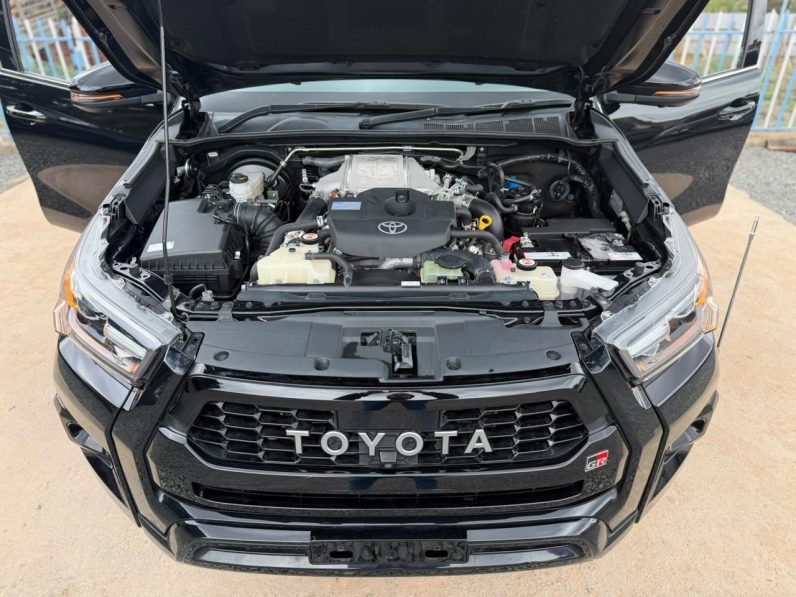 
								Toyota Hilux GR full									