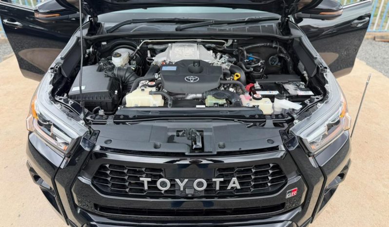 
								Toyota Hilux GR full									