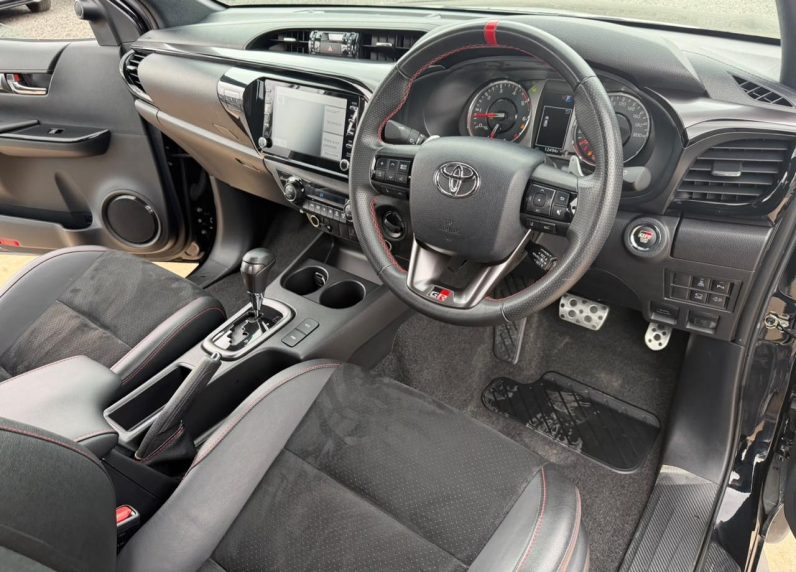 
								Toyota Hilux GR full									