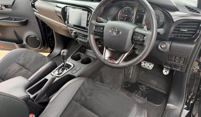 
								Toyota Hilux GR full									