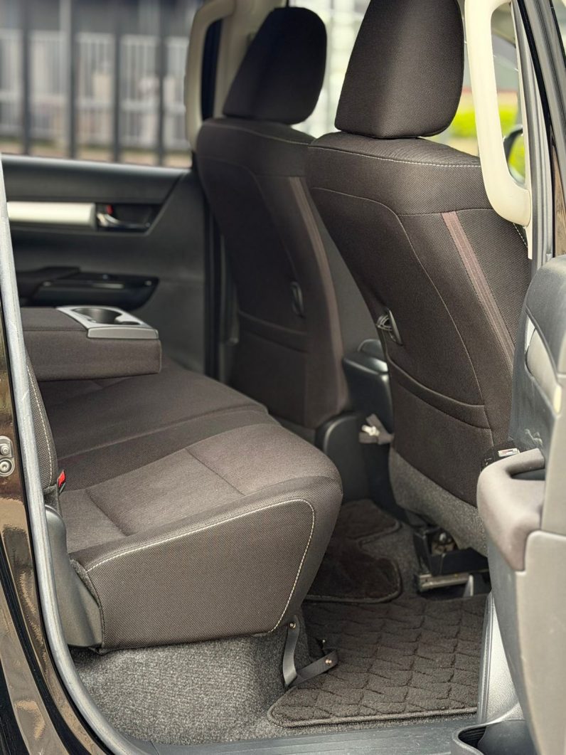 
								Toyota Hilux full									