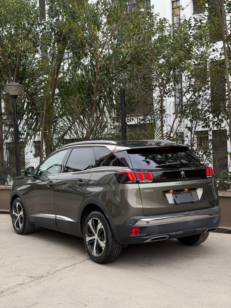 
								Peugeot 3008 GT full									