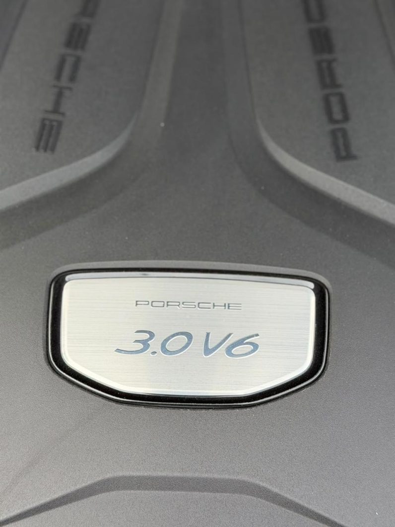 
								Porsche Cayenne Coupe full									