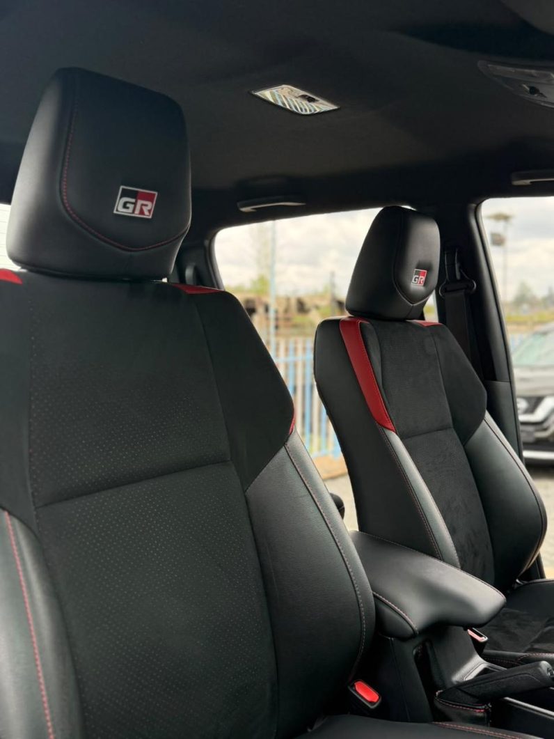 
								Toyota Hilux GR full									