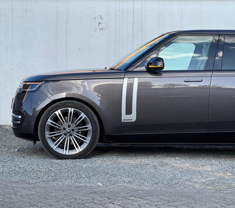 
								Range Rover Vogue D300 SWB full									