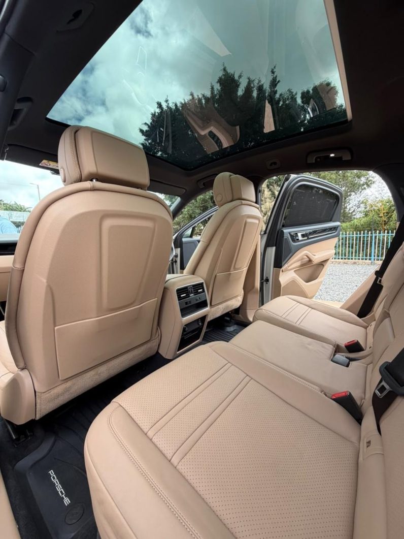 
								Porsche Cayenne Coupe full									