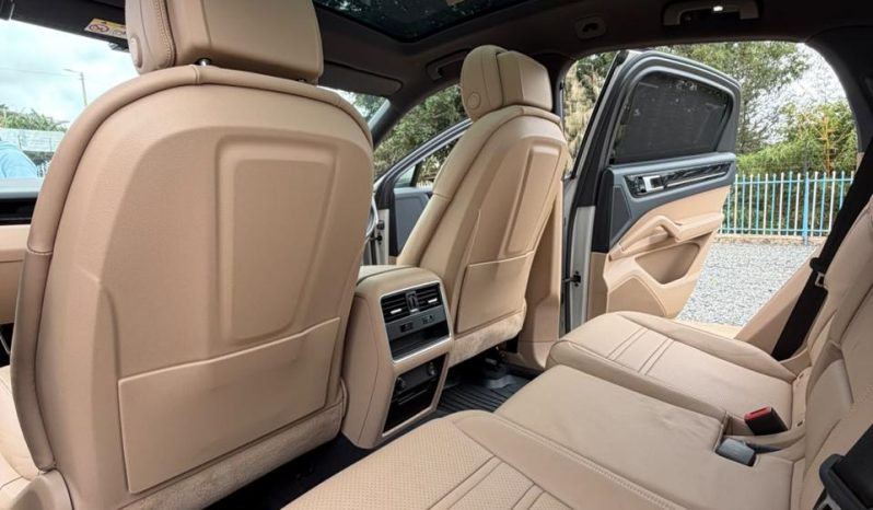 
								Porsche Cayenne Coupe full									
