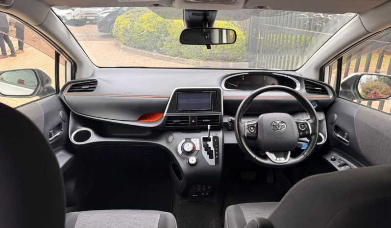 
								Toyota Sienta full									