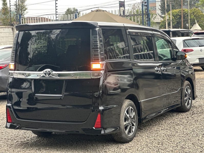 
								Toyota Voxy full									