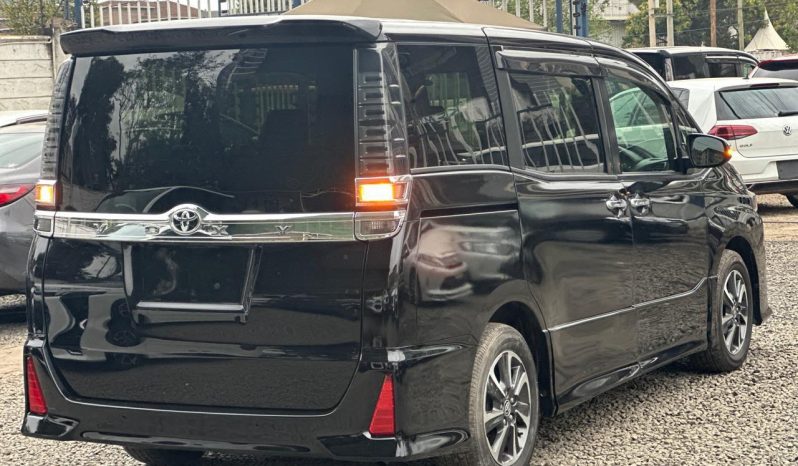 
								Toyota Voxy full									