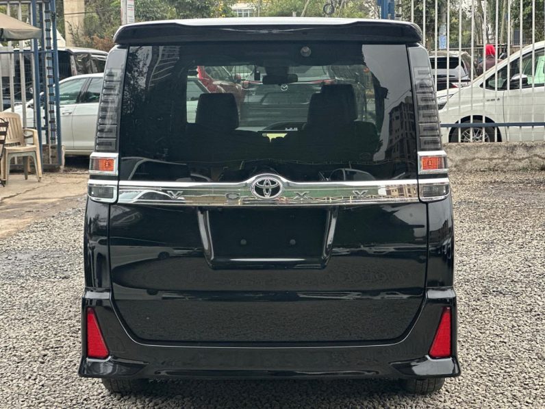 
								Toyota Voxy full									