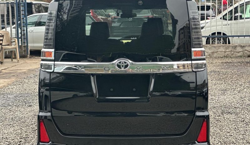
								Toyota Voxy full									